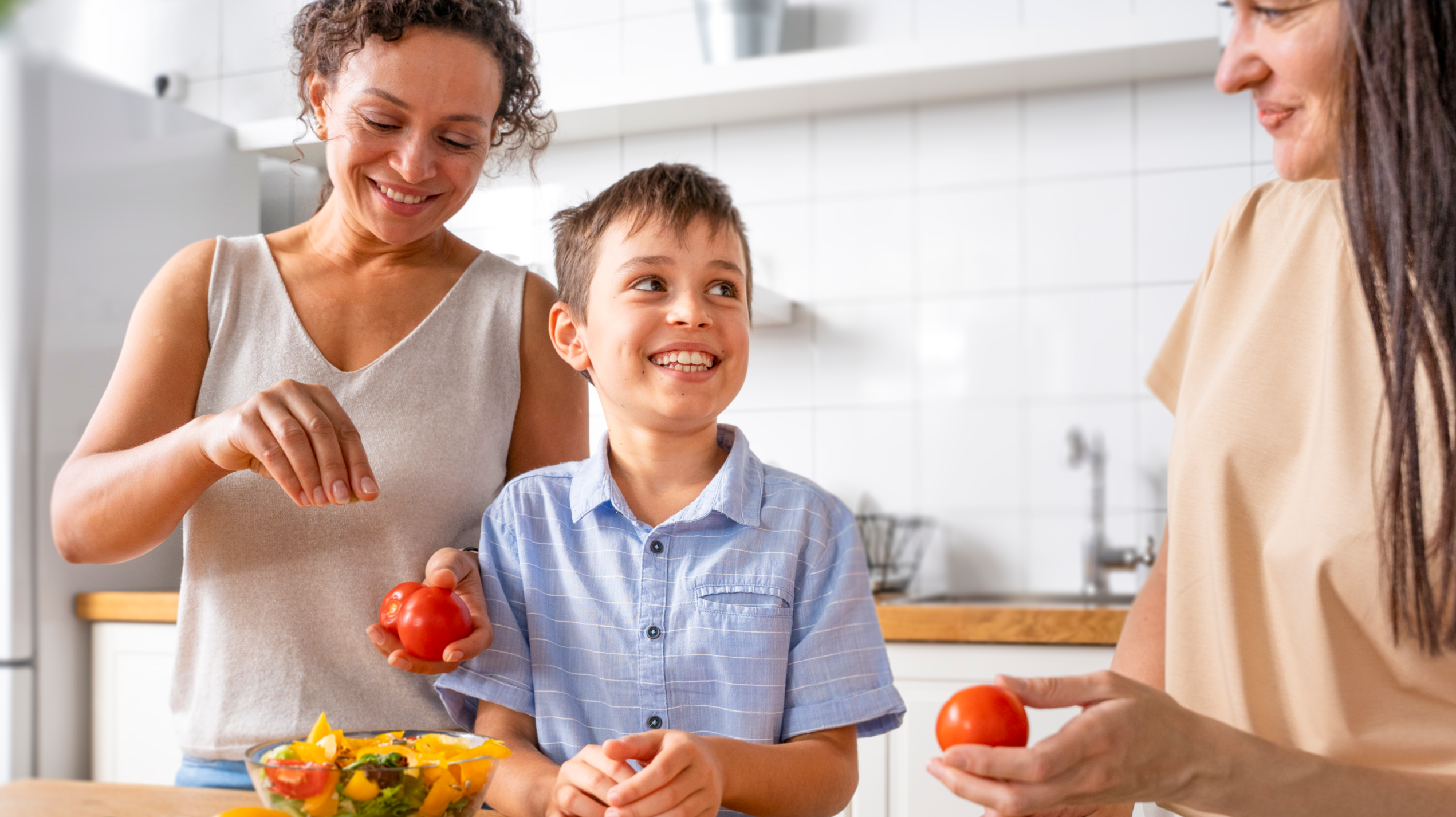 Família ao redor de uma mesa, comendo frutas e legumes, fundamentais para a promoção da segurança alimentar.